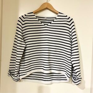 Uniqlo Black and White Striped Vneck 
Women's Cotton Sweater Medium